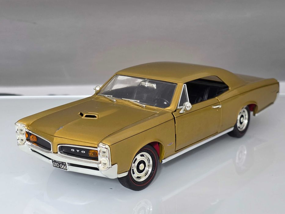 Macheta Auto 1/18 ERTL 1966 Pontiac GTO Gold