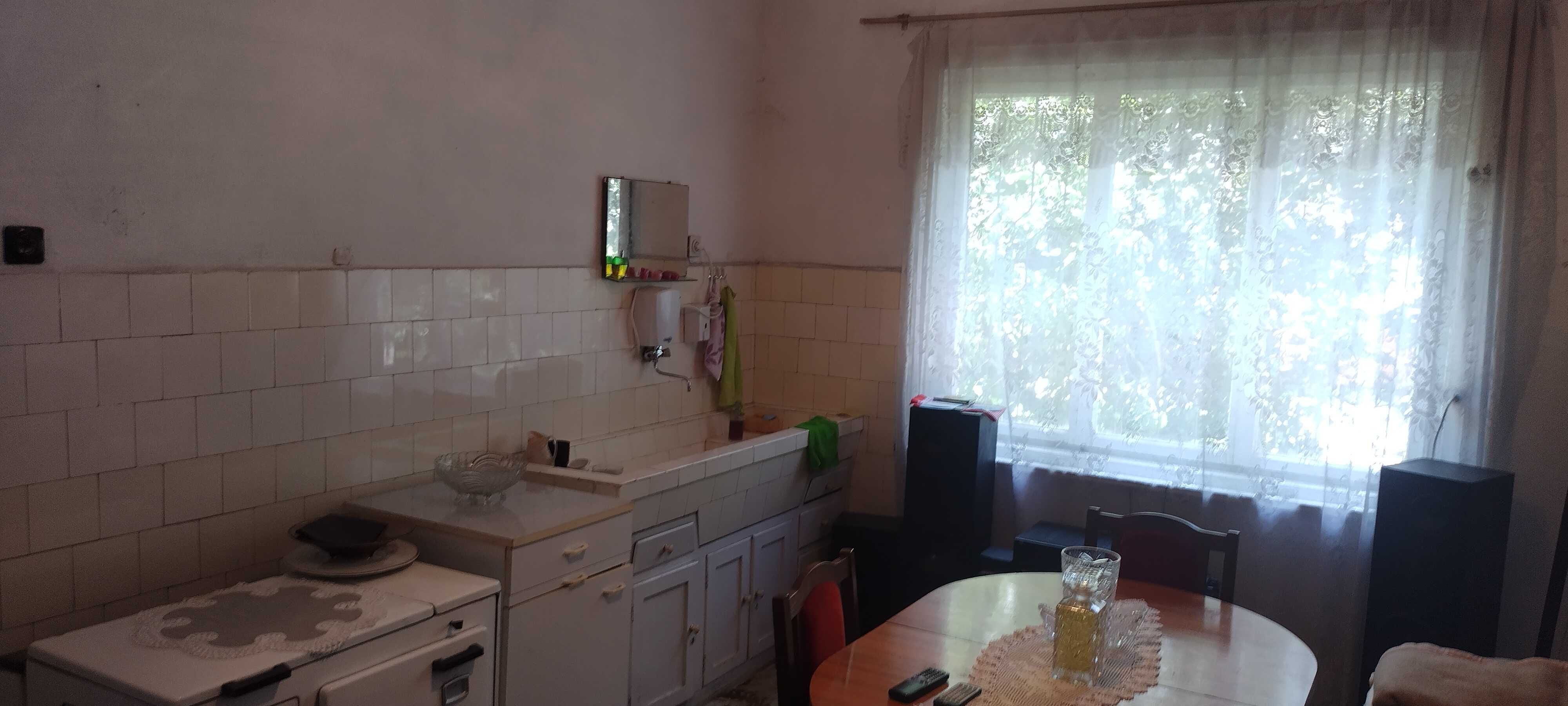 Продава се самостоятелна къща с двор в град Казанлък