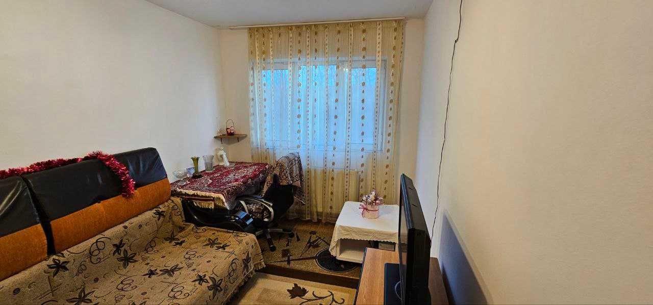 Apartament 3 camere + garaj, în Plopeni