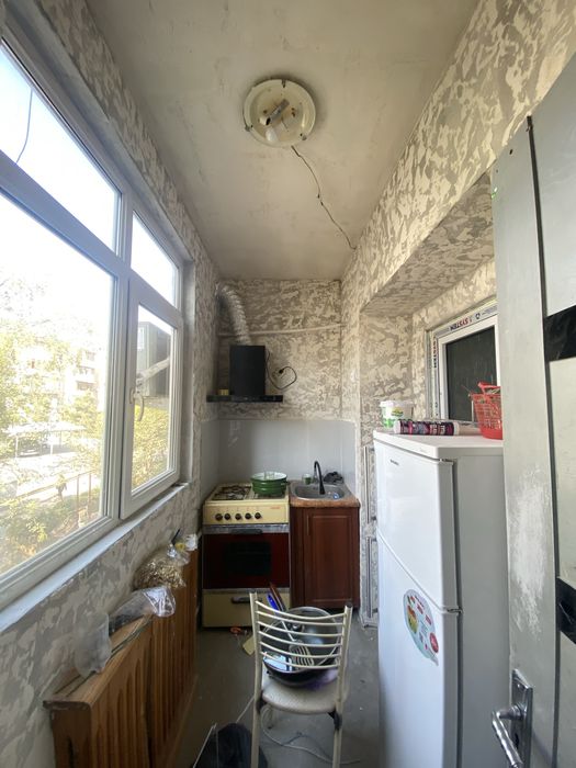 G’afur G’ulom metrosi oldida bollarga