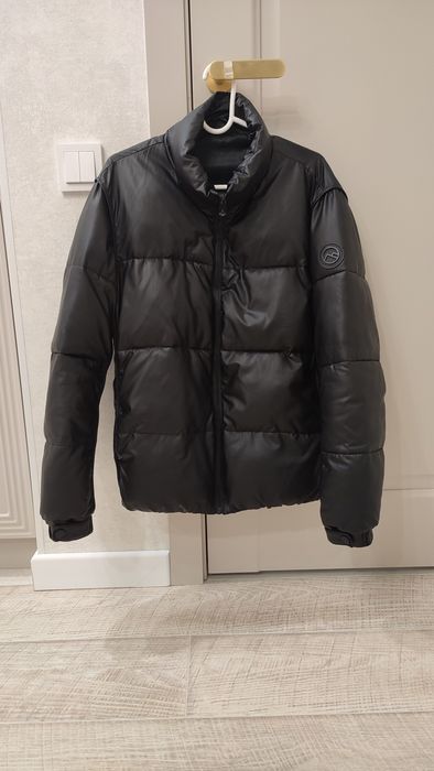 Мужская зимняя куртка, джинсы и футболка. Все за 16 000 тг