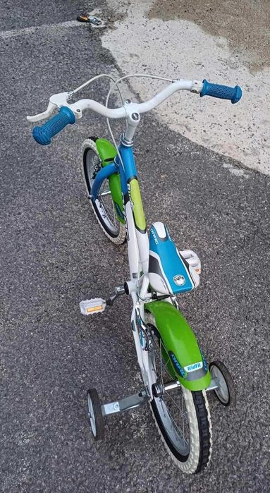 Запазено детско колело с помощни две колелца от 3 до 6 години
