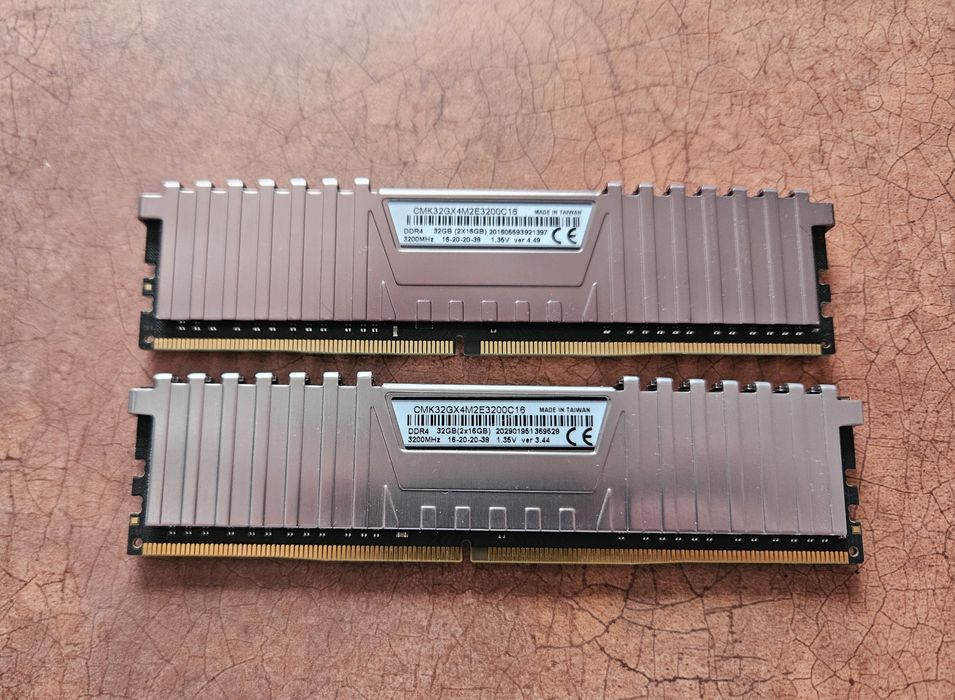 Kit memorii 2x 16GB DDR4 3200Mhz Corsair Vengeance LPX dual channel