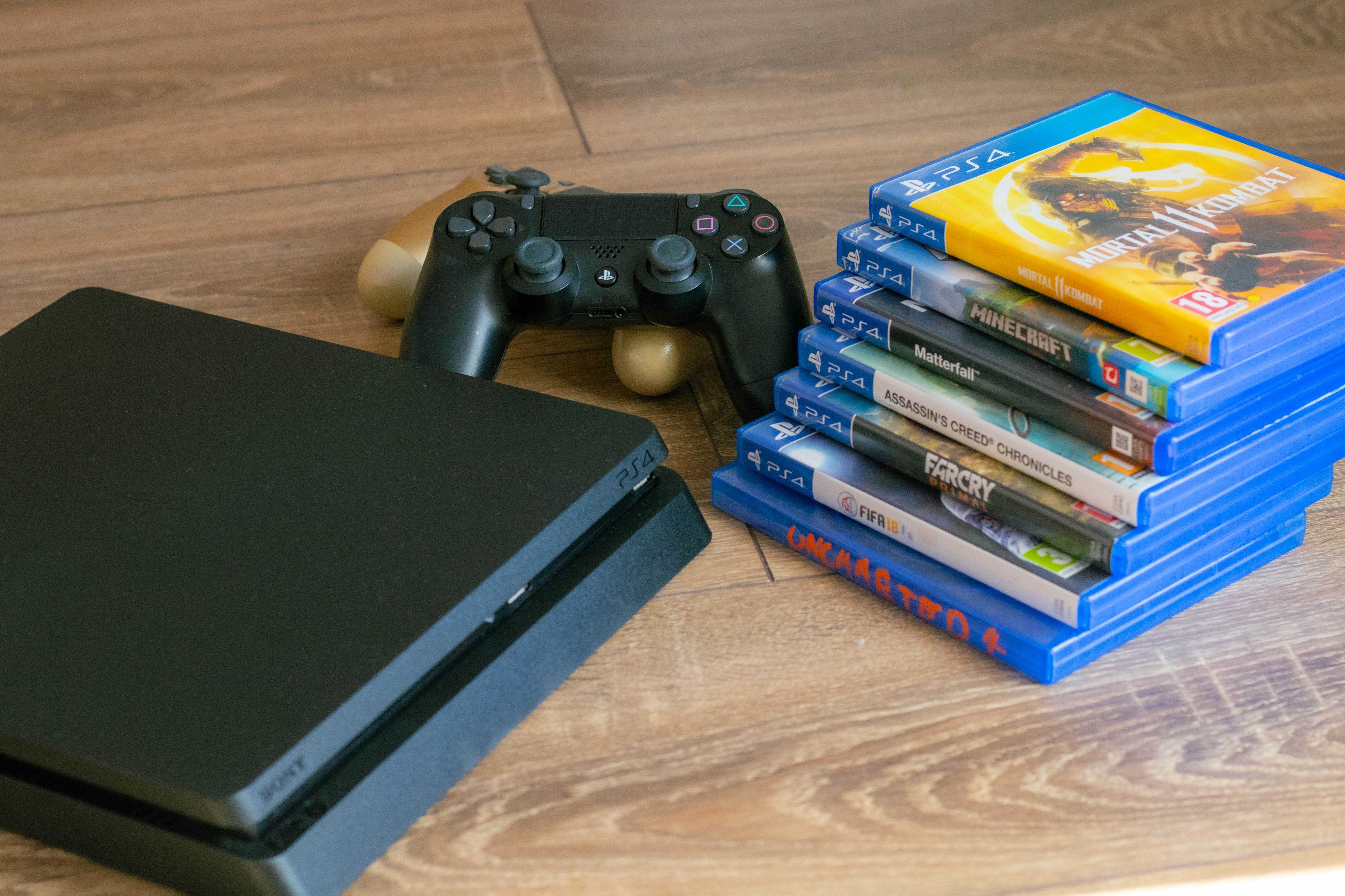 Ps4 Slim 1TB + 2 controllere + 7 Jocuri | Stare excelentă