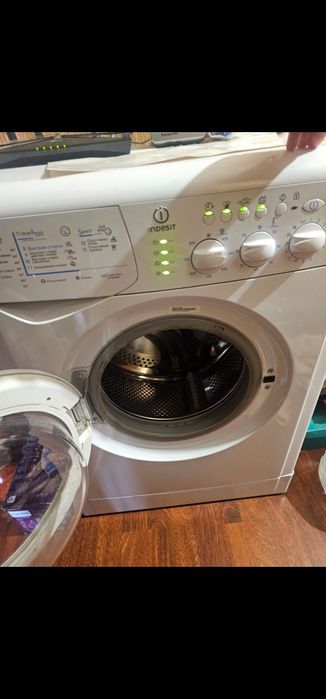 Продам стиральную машину Indesit WISL 83
