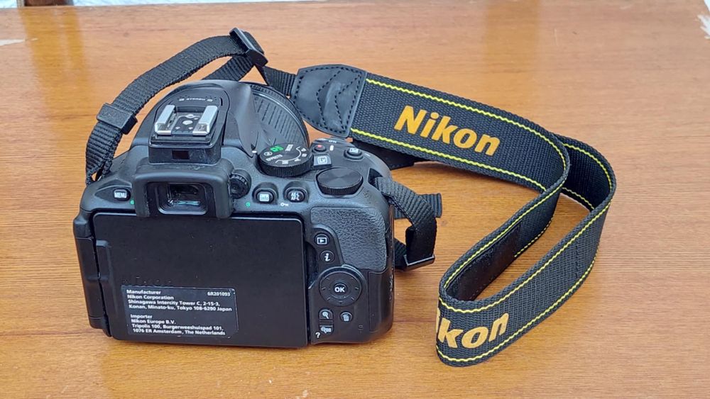 Фотоапарат Nikon D5600 с китов обектив, батерия и карта памет