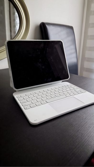 ESR Magnetic Keyboard Case 360  Alb ( ipad pro 11’’ 2024)