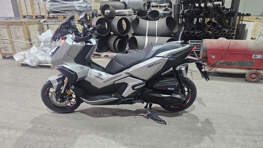 Vând HONDA ADV 350