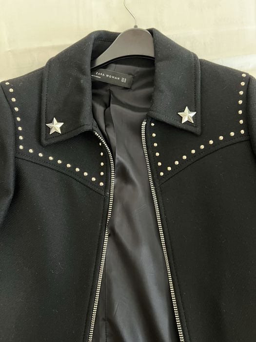 Vand  pardesiu Zara, nou, scurt, negru, cu tinte, XS