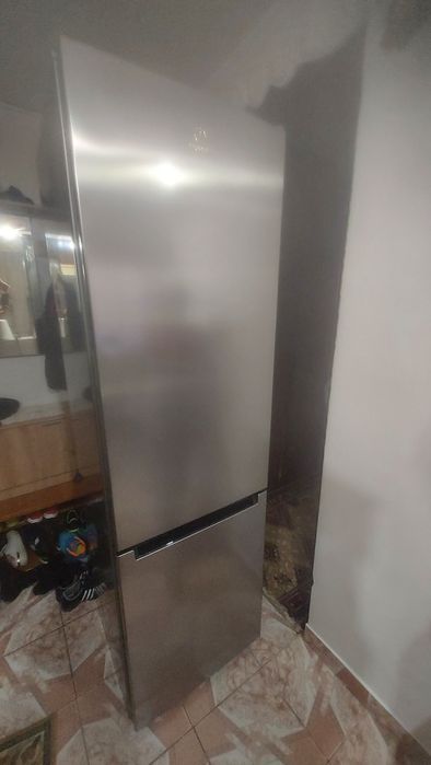 Vand frigider indesit