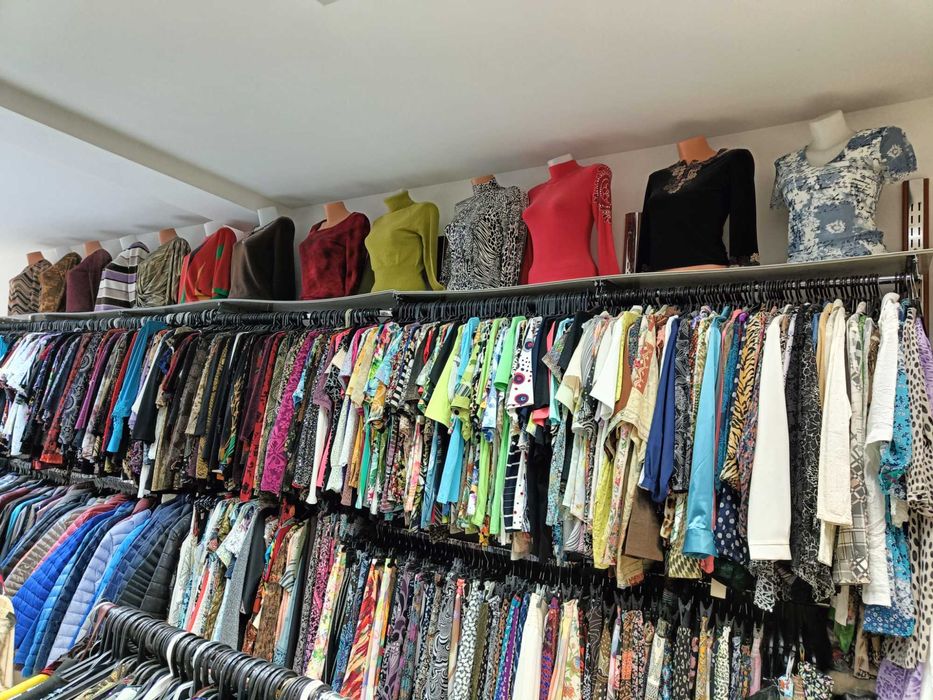 Продавам луксозно търговско оборудване за дрехи и обувки