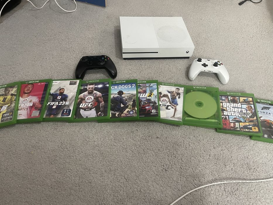 Vand xbox one S,2 manete plus jocuri