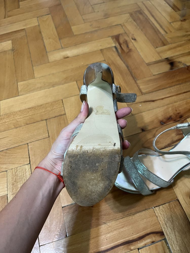 сандали на GUESS
