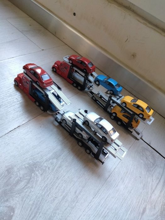 Vând 73 de mașinuțe HotWheels