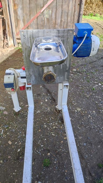 Vând mașină de tocat carne