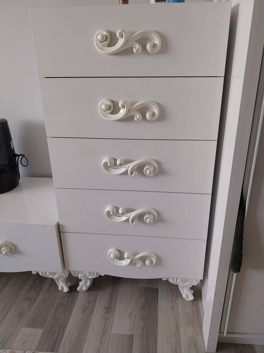 Скринове и нощни шкафчета