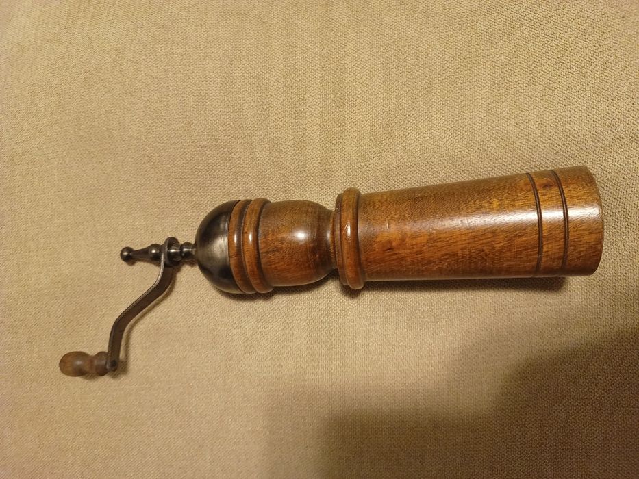 Râșniță piper mirodenii vintage din lemn
