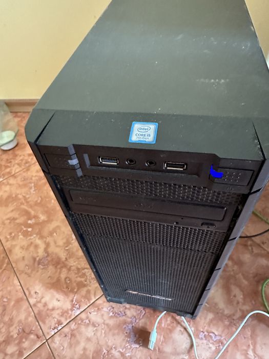 Компютър с монитор и периферия