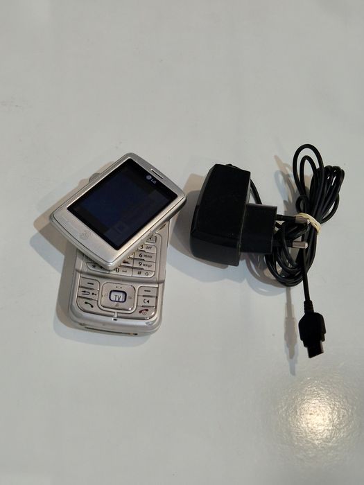 Super telefon Lg cu display rotativ,