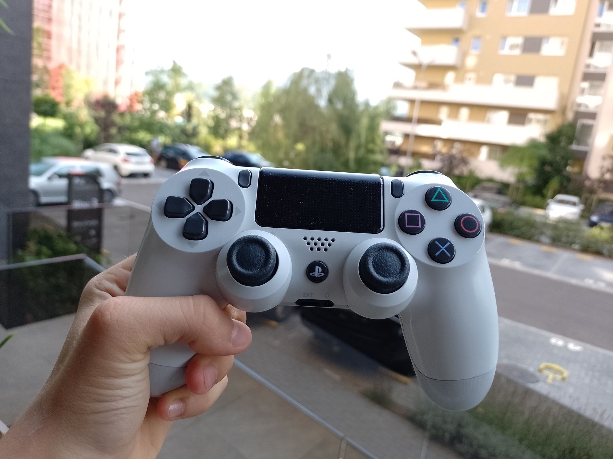 PS4 pro plus cu 2 controlare și baza de incarcare