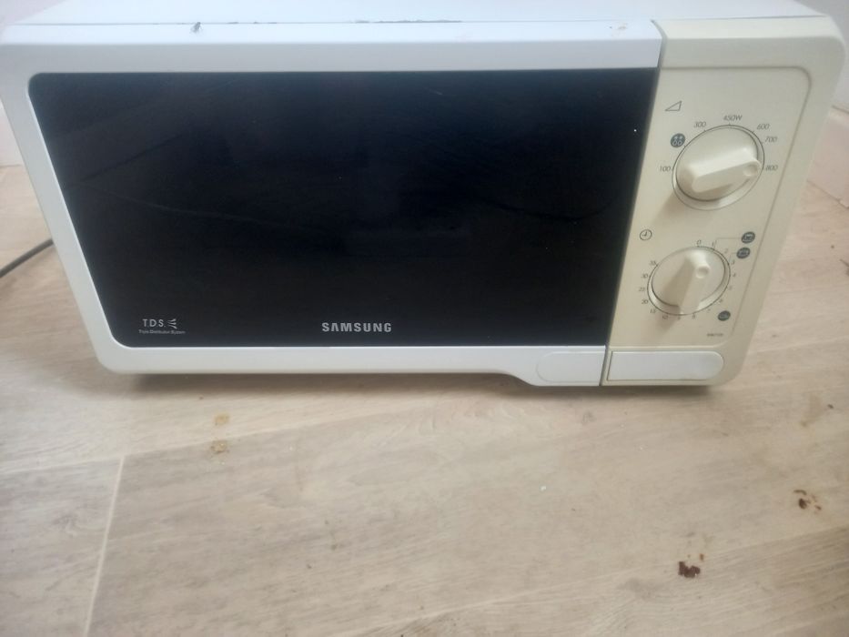Продам микроволновку Samsung в хорошем состоянии работает