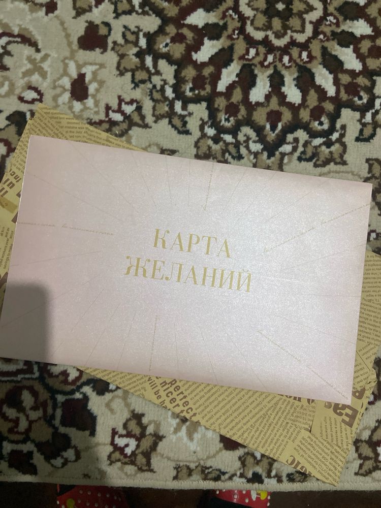 Карнизы для занавесок и костюм