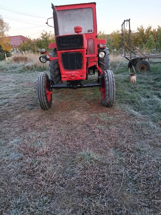 Vând tractor sau schimb