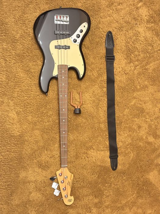 Chitara Bass pentru stangaci + curea + wall mount