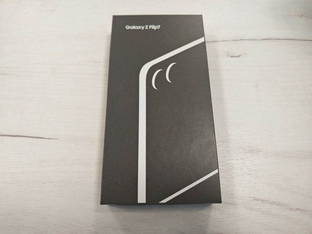 Чисто нов Samsung Galaxy Z Flip7 256 GB