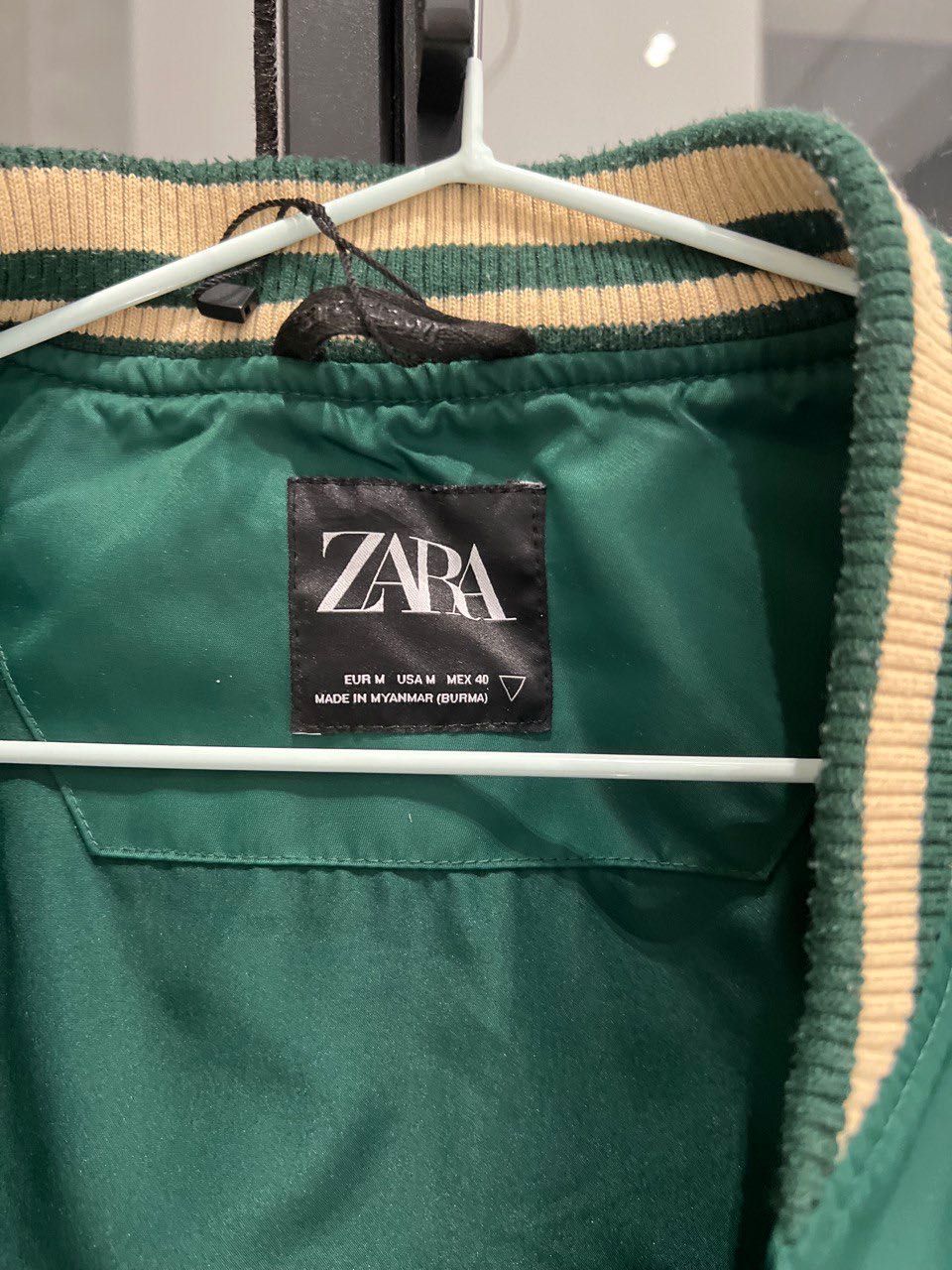 Бомбер Zara с нашивкам. Куртка Zara