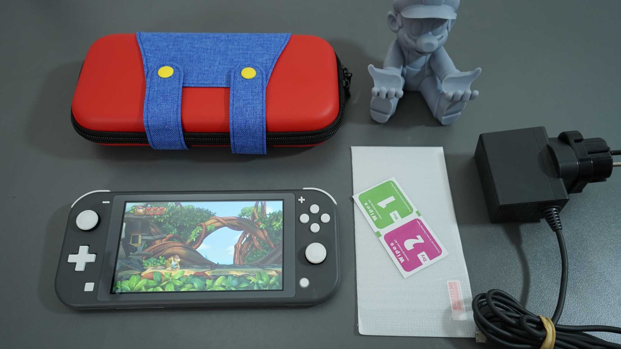 Nintendo Switch Lite - като ново, с чип / мод, 128GB карта и 17 игри