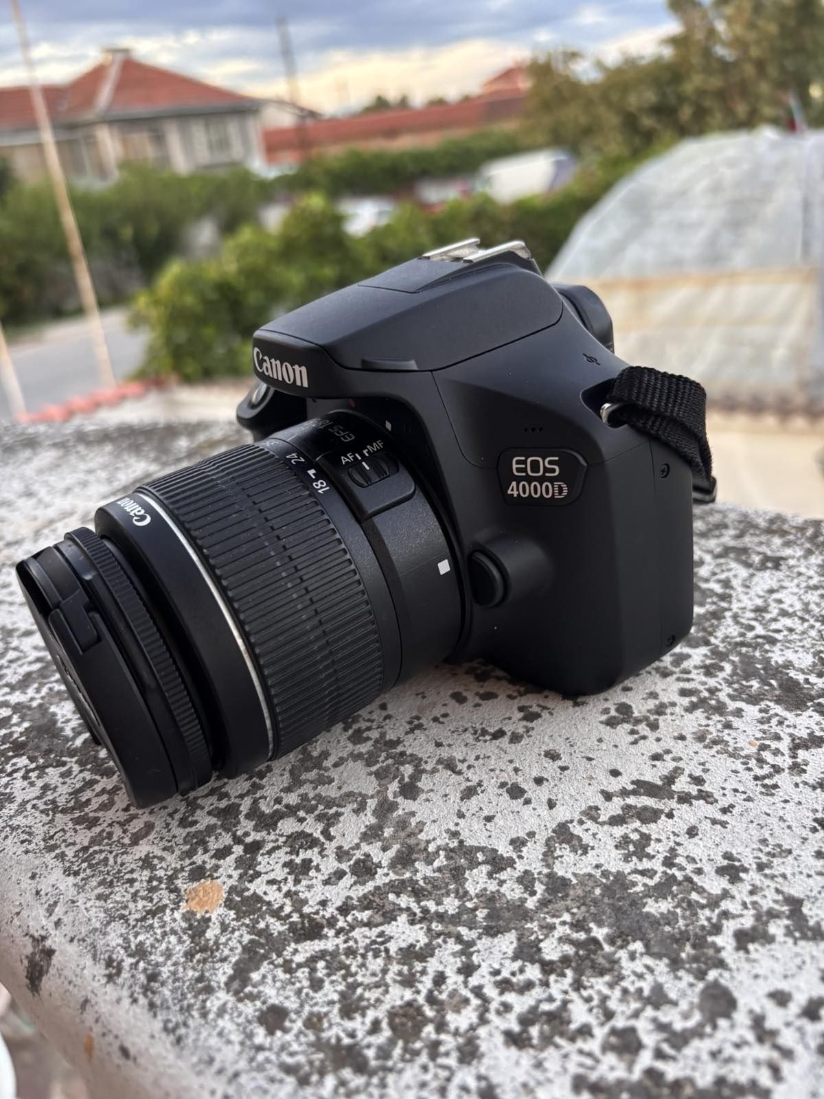 Canon EOS4000D с обектив 18-55 и стойка