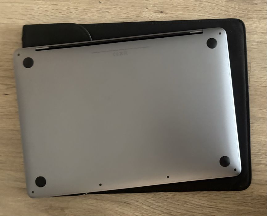 MacBook Pro 13 inch, M1, 2020 cu mouse