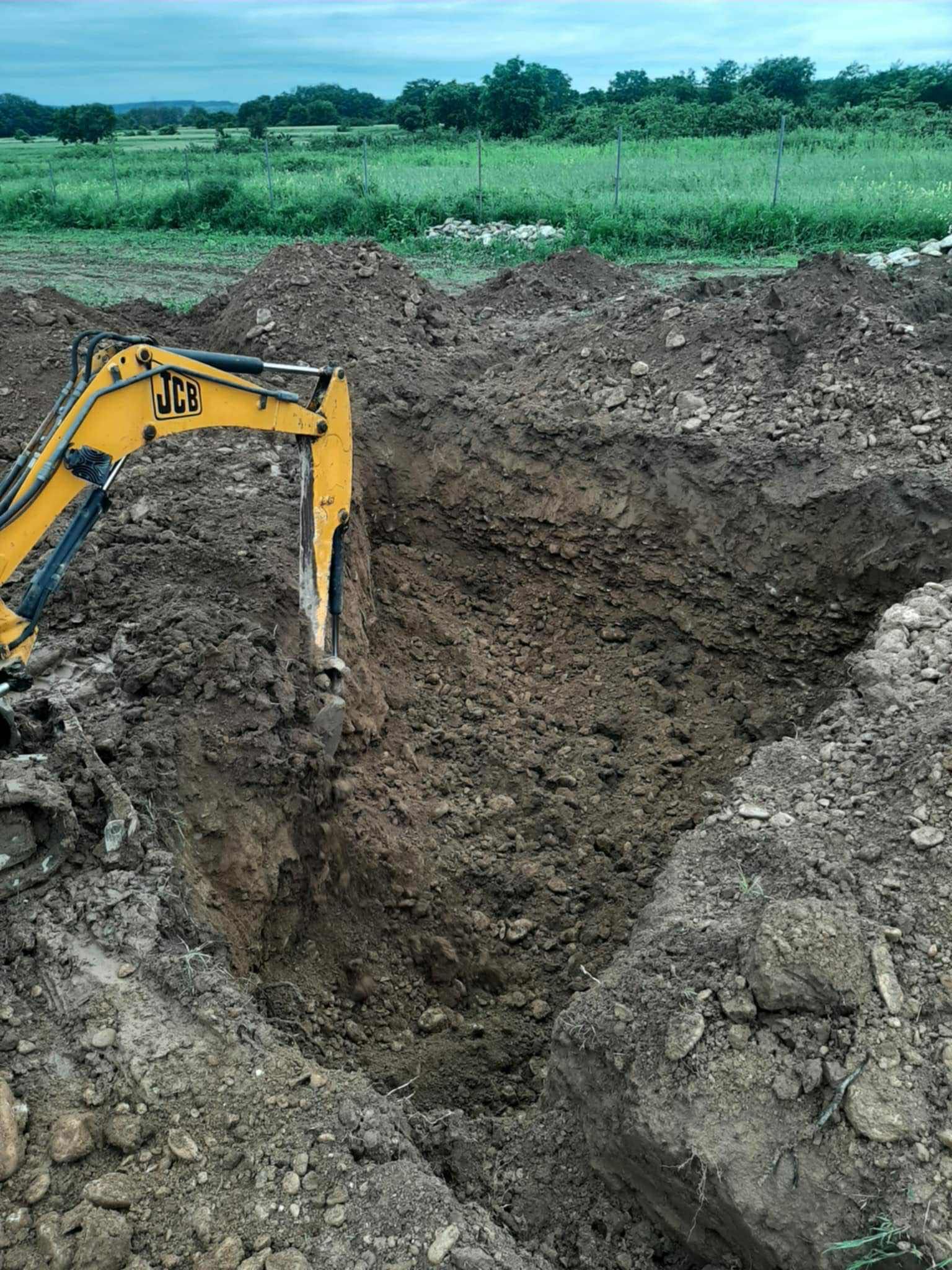 Miniexcavator pentru diverse lucrări