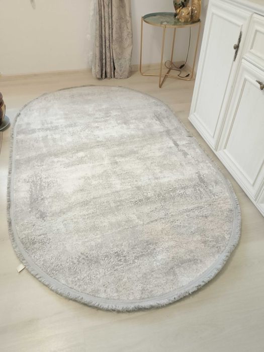 Продавам килим овален