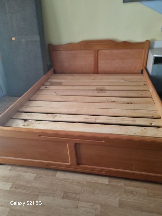 Pat din lemn masiv pentru 2 persoane in stare foarte buna