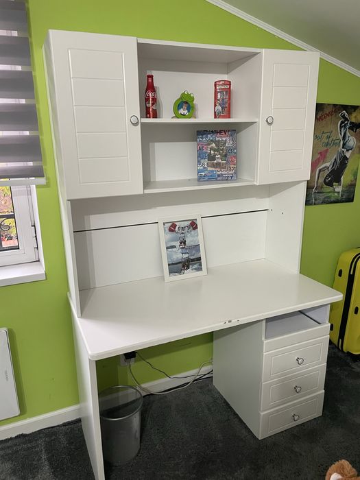 Бюро с надстроика