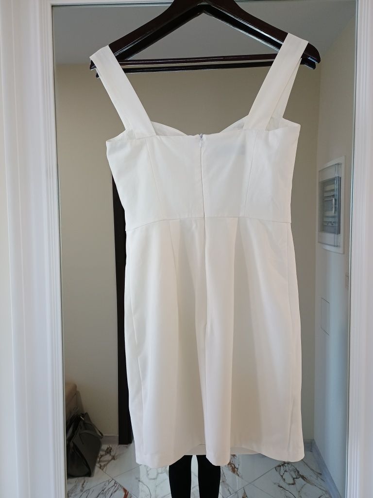 Бяла рокля за повод