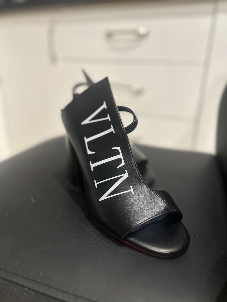 Дамски сандали с дебел ток - Valentino