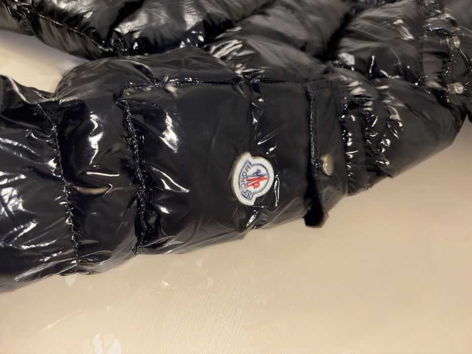 Vând geaca lucioasa Monc.