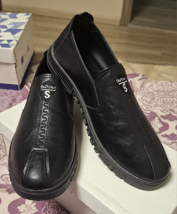 Черные мужские туфли бренда SRI Fashion