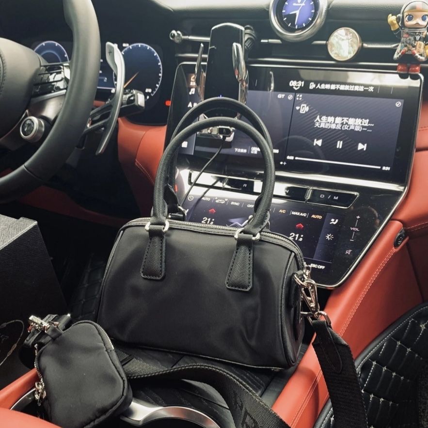 Чанта prada с кутия
