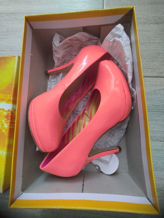 Дамски обувки с ток номер 37