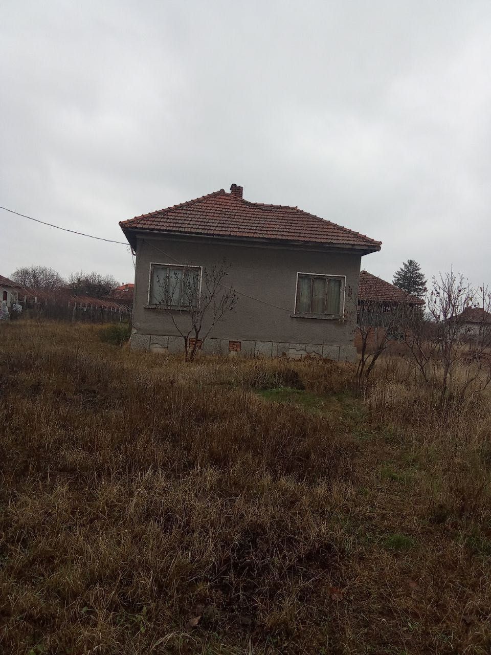 Продава се къща с голям двор