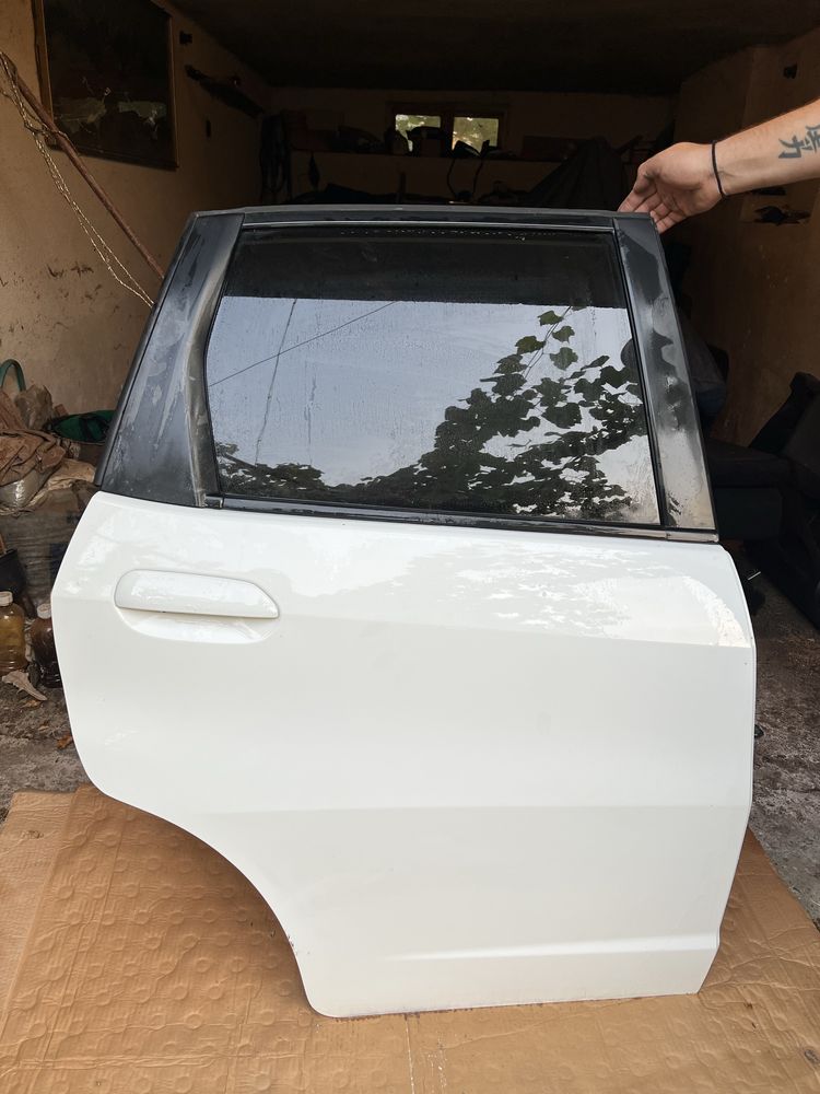 Продавам врати за Honda Jazz 2010