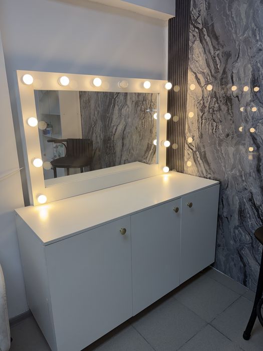 Срочно продам туалетный столик с подсветкой