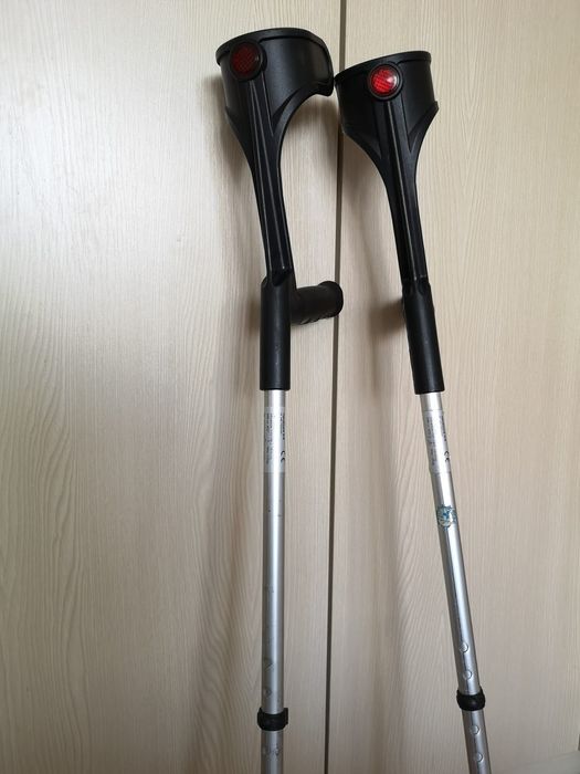 Carje ortopedice cu sprijin pe antebrat, reglabile 135 kg carja