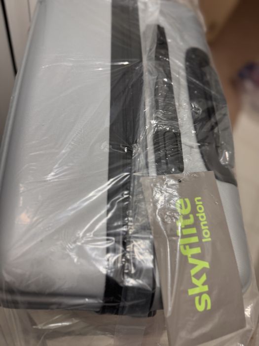 Ръчен куфар/сак с колелца Guess и голям куфар