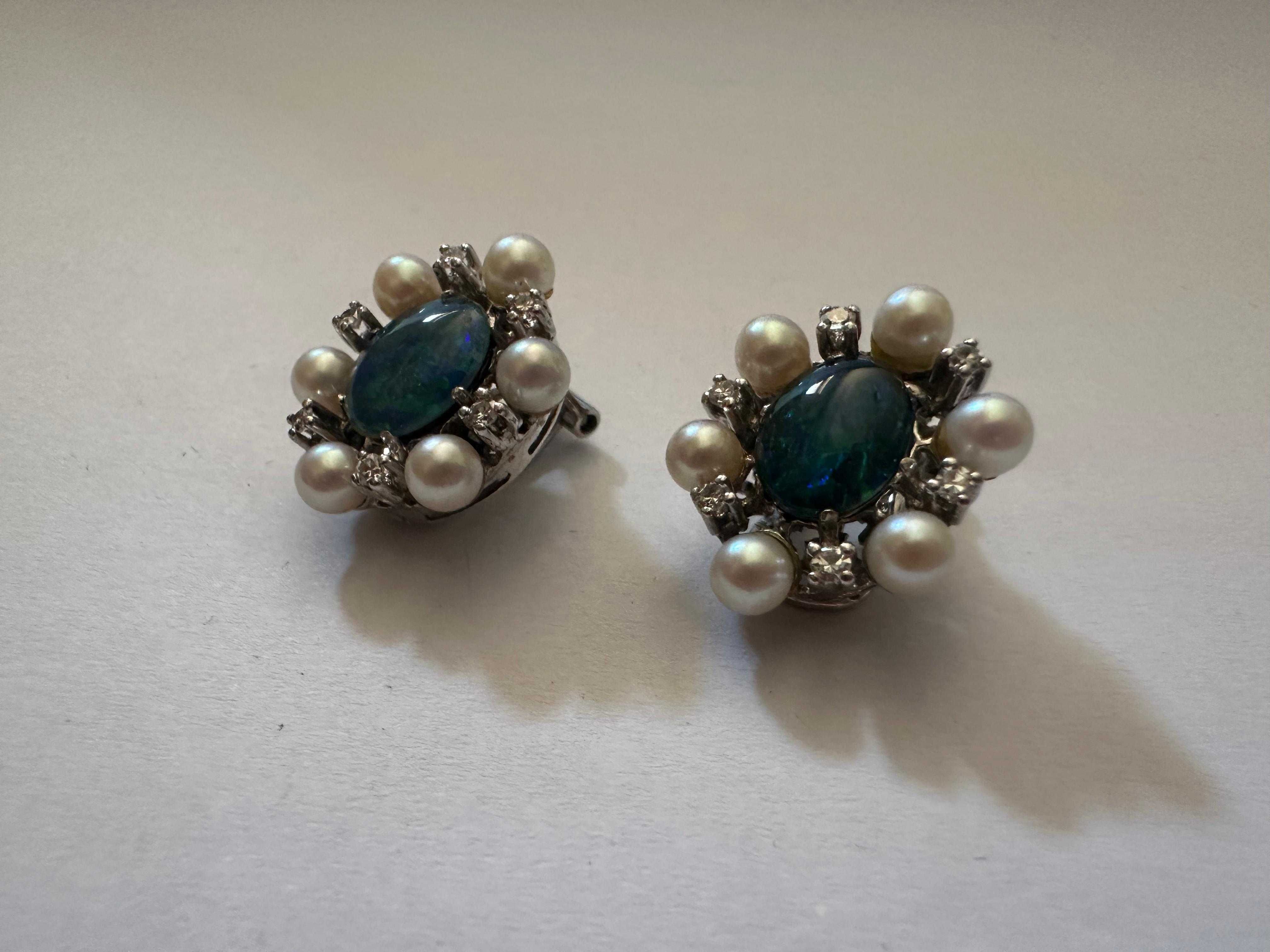Pereche de cercei clips din aur, decorată cu opale, perle și diamante