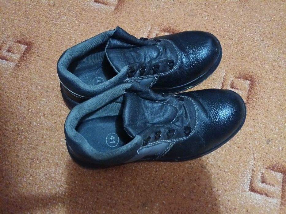 Vand bocanci din piele